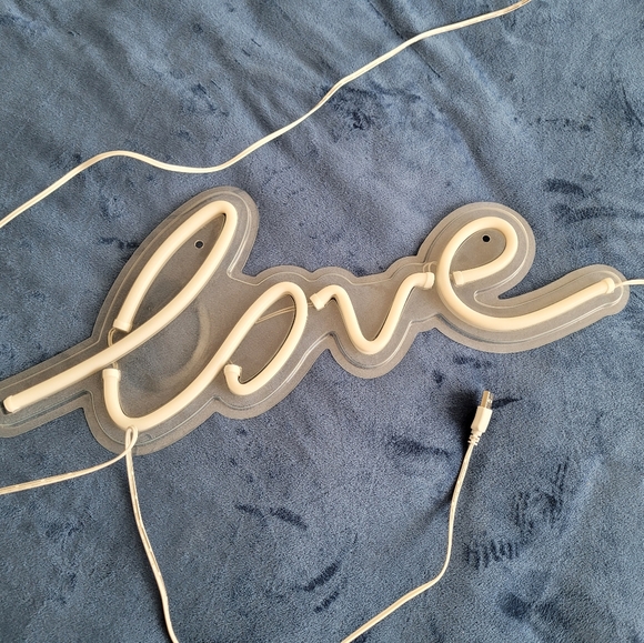 NEON Love sign with USB - Picture 2 of 4